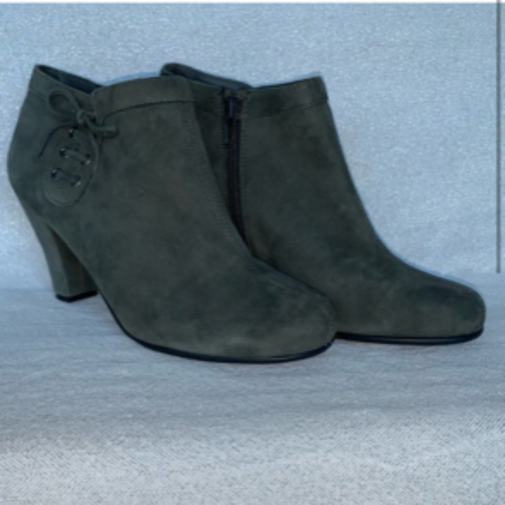Aerosoles grey Steamroller suede booties 8-1/2 wide - Picture 2 of 11